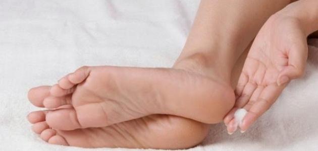وصفات لعلاج تشقق القدمين ونصائح للحفاظ على القدمين